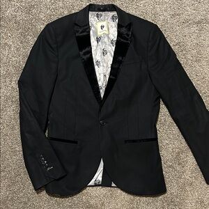 Elegant Black Blazer with Satin Lapel